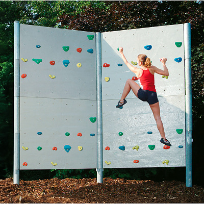 Frei stehende Boulderwand mit Schieferplattenstruktur