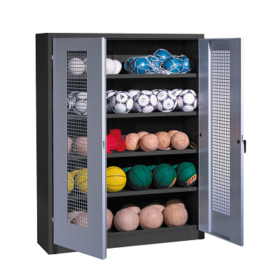 C+P Ballschrank mit Lochblech-Flügeltüren (Typ 3), HxBxT 195x150x50 cm, Lichtgrau (RAL 7035), Ergo-Lock Muldengriff, Anthrazit (RAL 7021), Gleichschließung