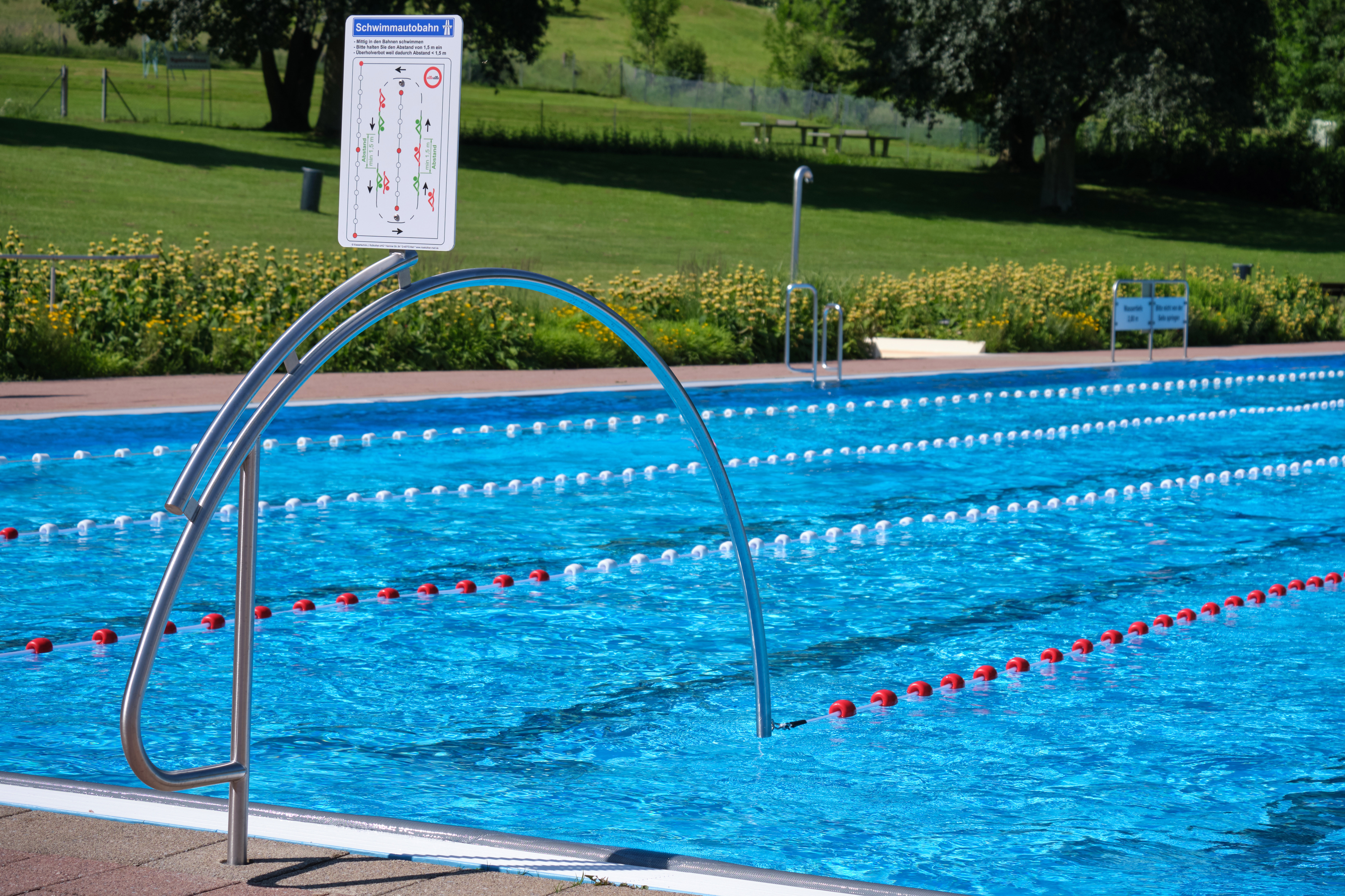 Unsere Tipps für mehr Abstand im Schwimmbecken