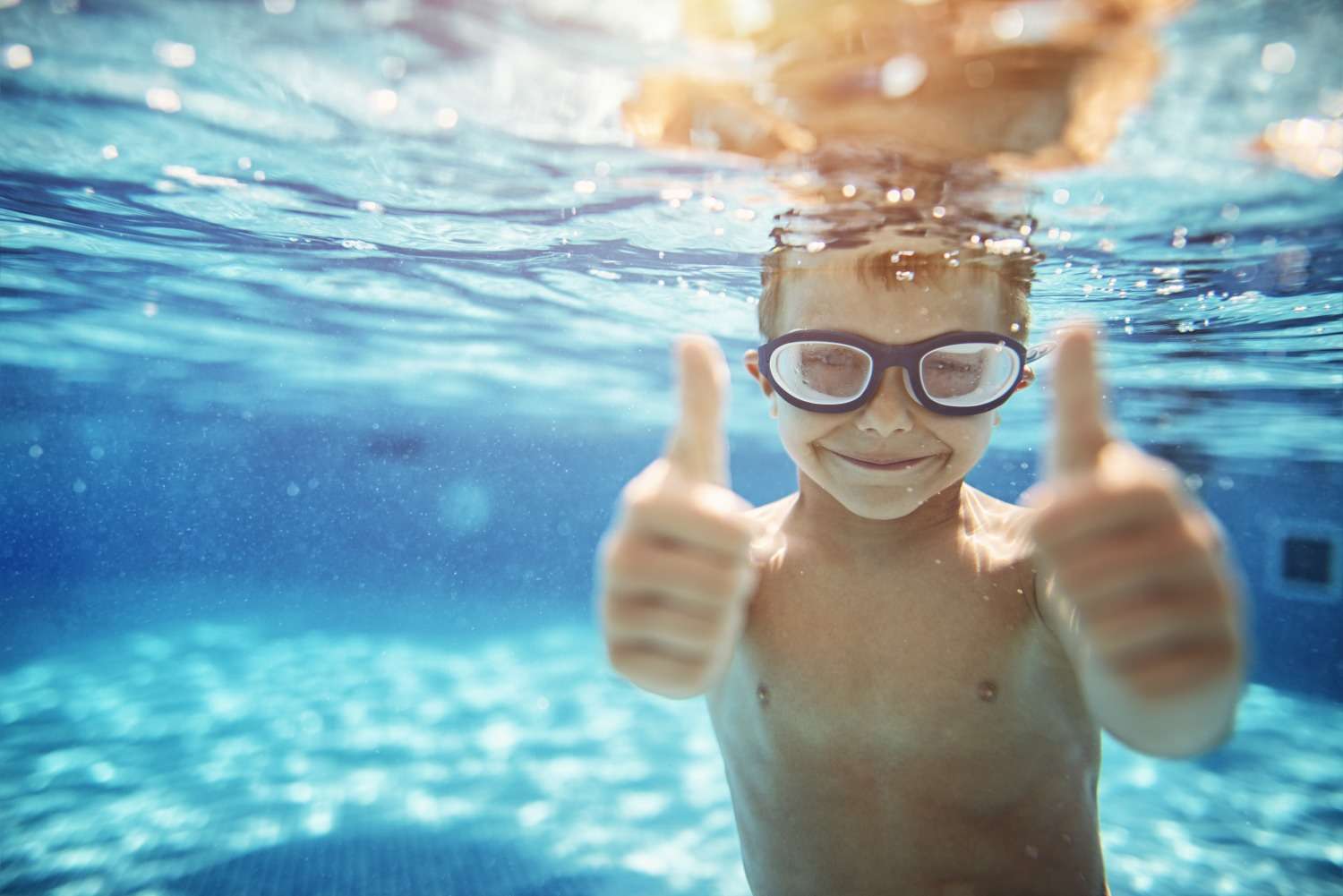 10 Wasserspiele für ultimativen Spaß im Schwimmbad