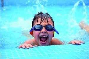 Wassergewöhnung: Schwimmspiele für Kinder
