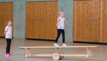 Sitzen, Spielen und Trainieren: Mit diesen Ideen nutzt ihr die Turnbank richtig beim Sport mit Kindern