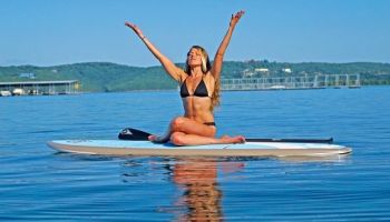 Diesjähriger Sommertrend: SUP-Yoga