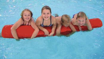 Staffelspiele im Wasser - Ideen für den Schwimmunterricht