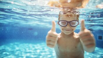10 Wasserspiele für ultimativen Spaß im Schwimmbad