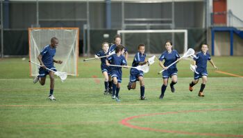 Intercrosse - mit den vereinfachten Lacrosse-Regeln Teamarbeit und Fairplay im Schulsport trainieren