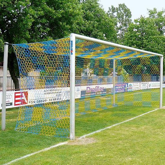 Alu-Fußballtor 7,32x2,44 m, in Bodenhülsen stehend mit freier Netzaufhängung Mattsilber eloxiert , Netzhalter
