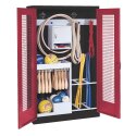 C+P Sportgeräteschrank mit Lochblech-Flügeltüren (Typ 1), HxBxT 195x120x50 cm Rubinrot (RAL 3003), Anthrazit (RAL 7021), Ergo-Lock Muldengriff, Gleichschließung