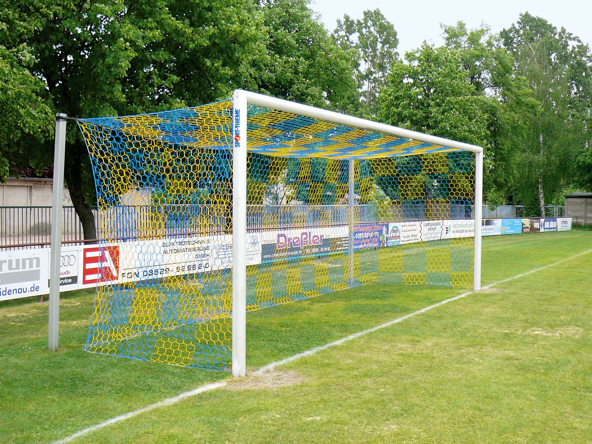 Sport-Thieme Großfeld-Fußballtor in Bodenhülsen stehend, mit freier Netzaufhängung, Alu, Weiß einbrennlackiert , Netzhalter