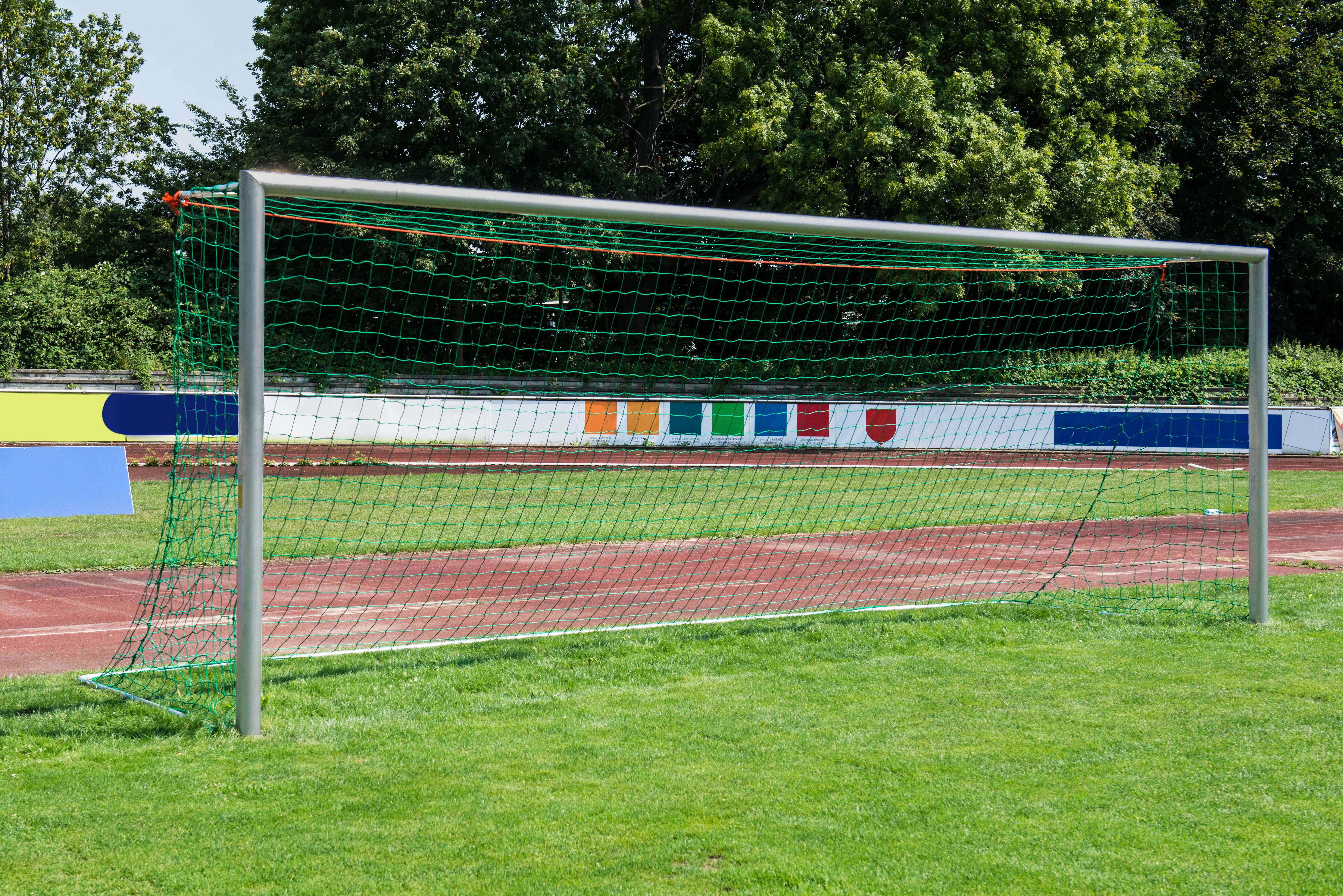 Sport-Thieme Großfeld-Fußballtor in Bodenhülsen stehend, mit SimplyFix Netzbefestigung, weiß, Silber