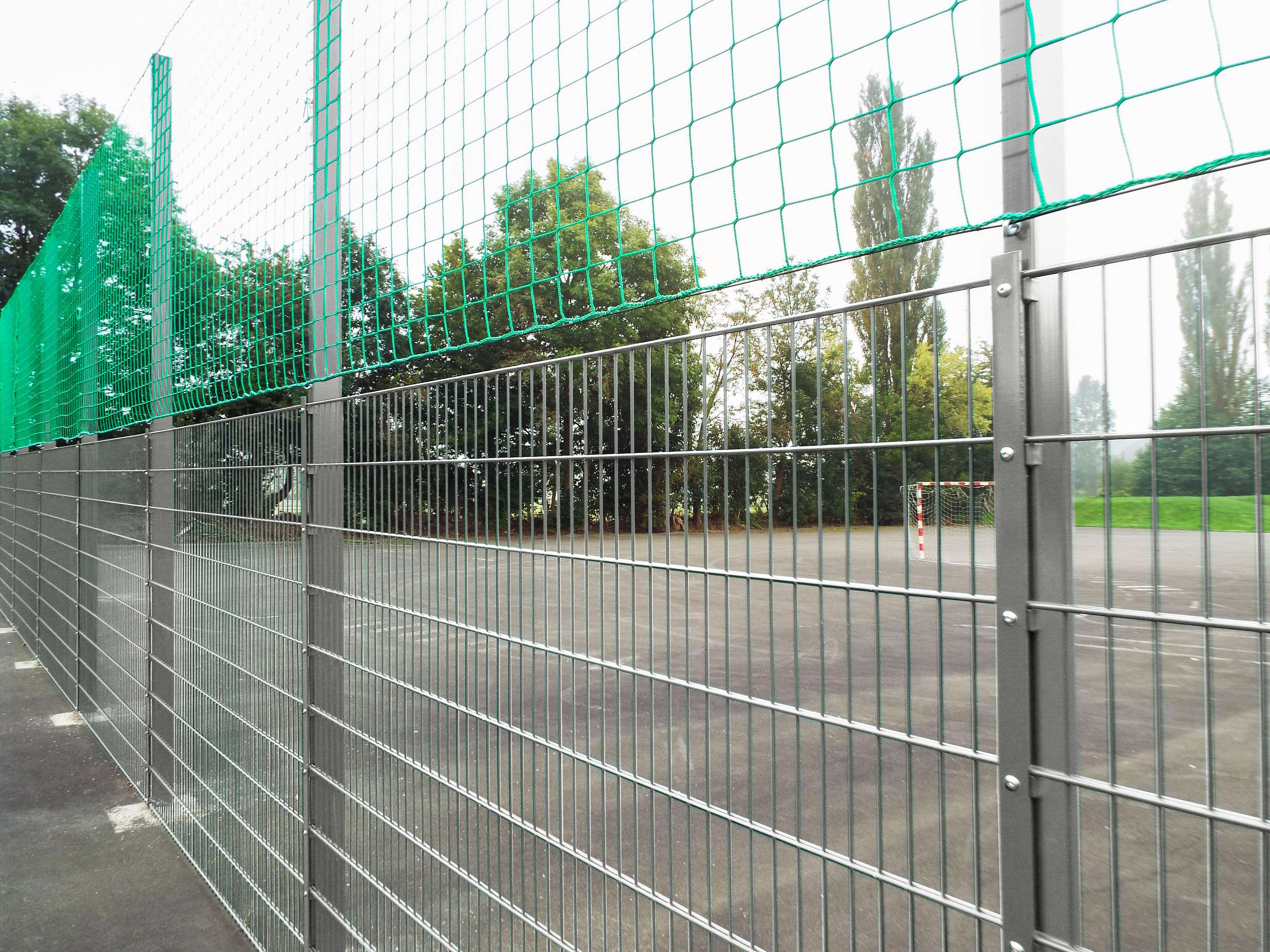 Ballfangnetzanlage mit Doppelstabmatte, 25 m, 25×4 m, Verzinkt