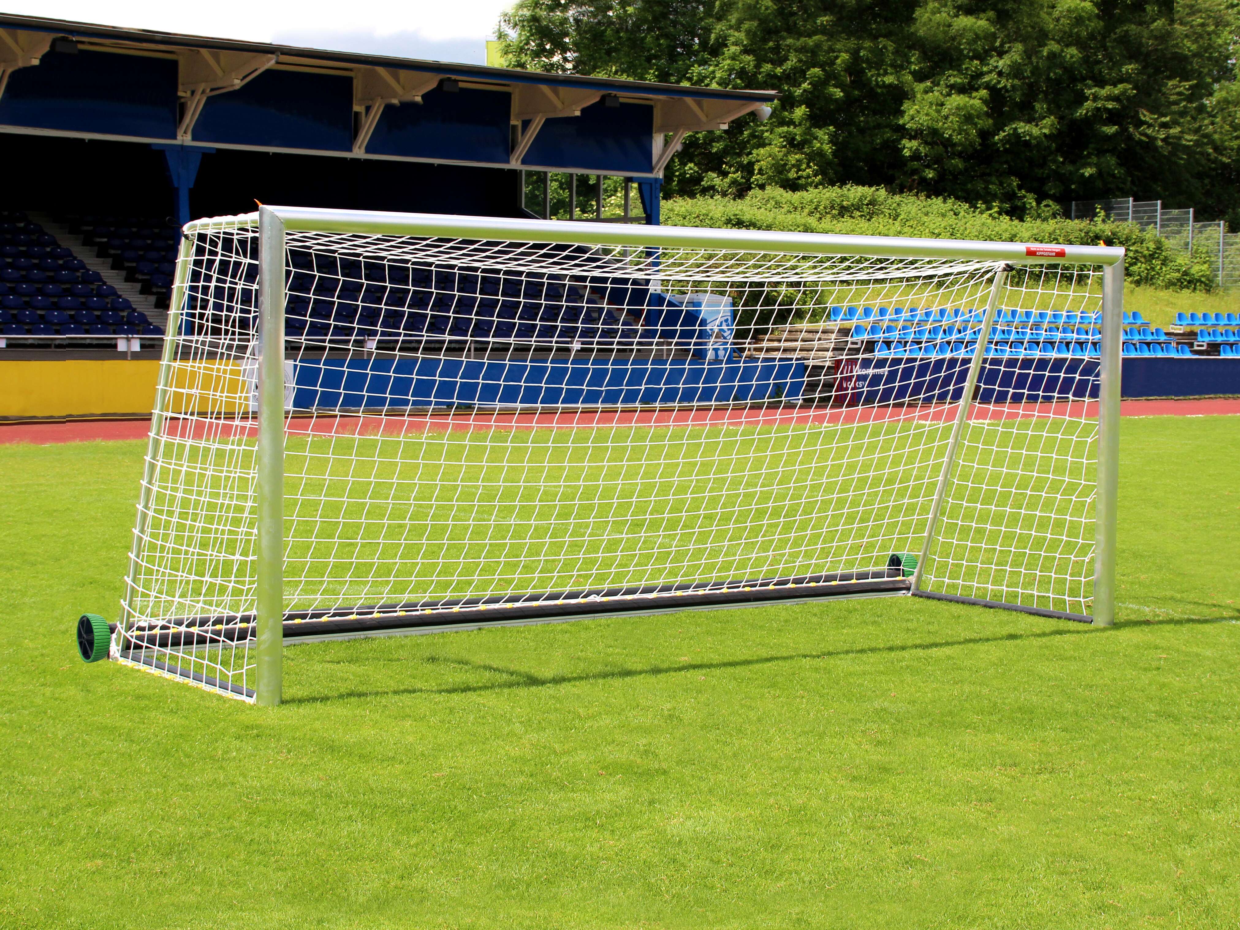 Sport-Thieme Großfeld-Fußballtor „Safety“, vollverschweißt mit PlayersProtect Bodenrahmen und Netzbefestigung SimplyFix