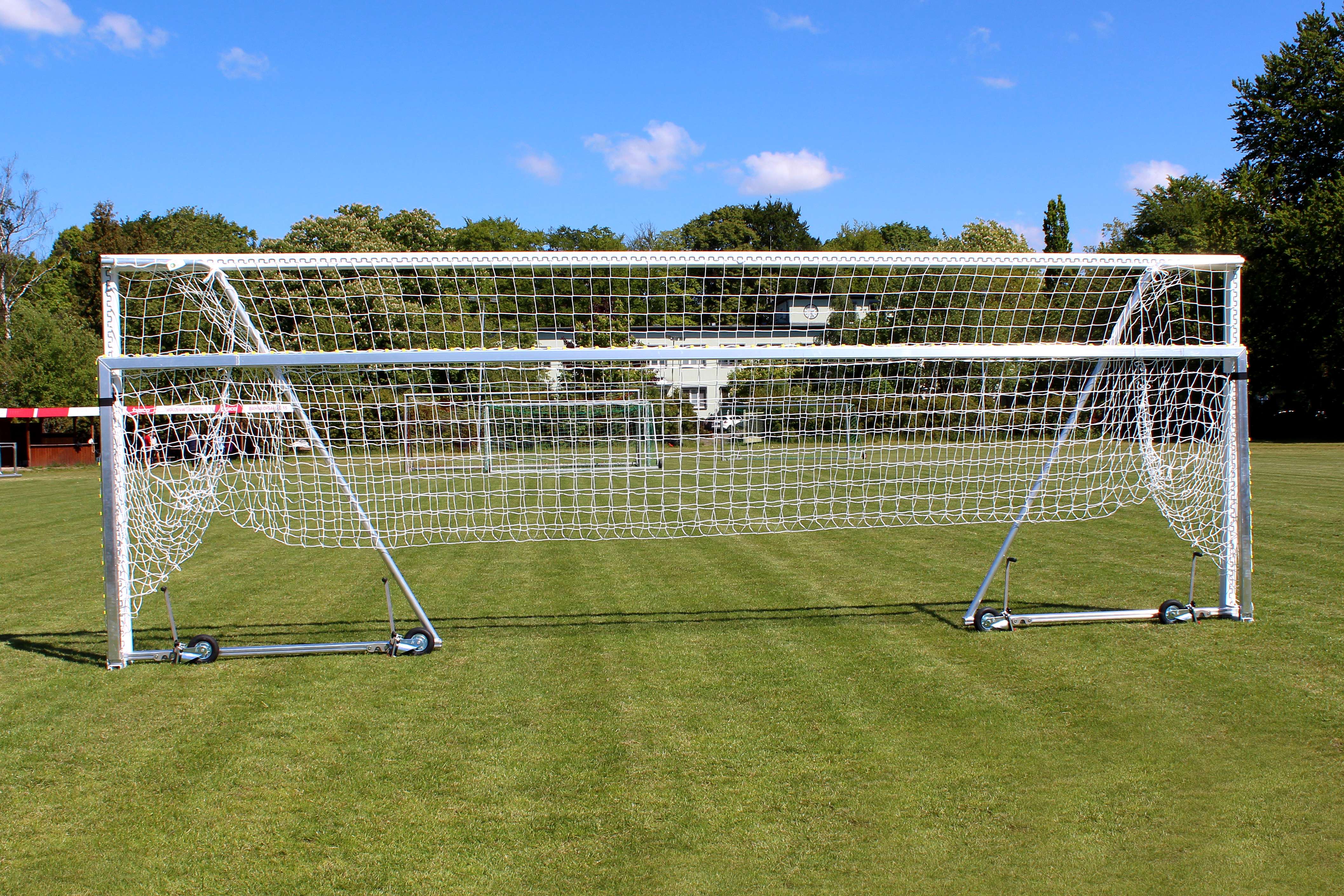 Sport-Thieme Großfeld-Fußballtor mit klappbarem Netzbügel und Bodenrahmen, Mattsilber eloxiert, Netzhalter