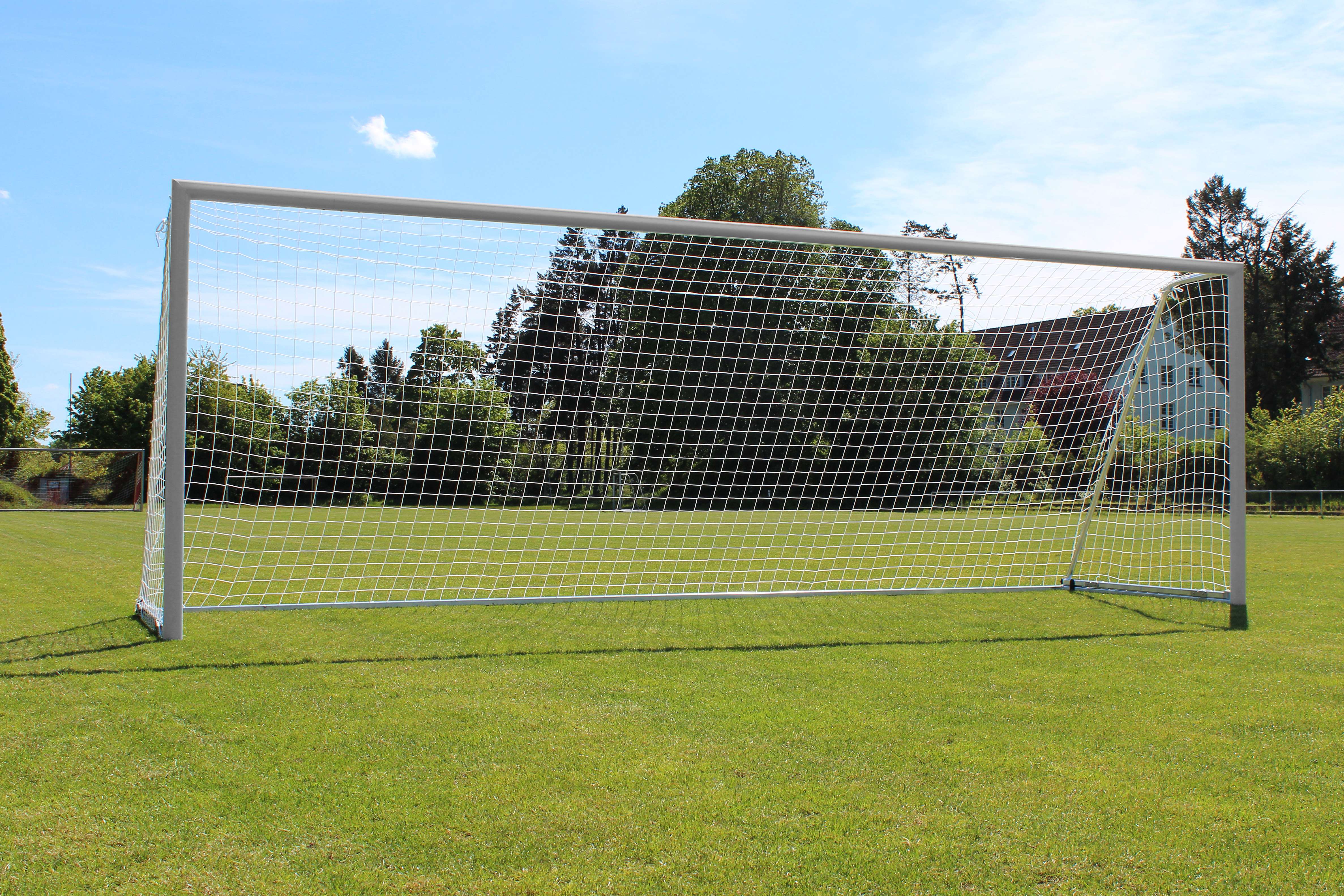 Sport-Thieme Großfeld-Fußballtor mit klappbarem Netzbügel und Bodenrahmen, Mattsilber eloxiert, SimplyFix