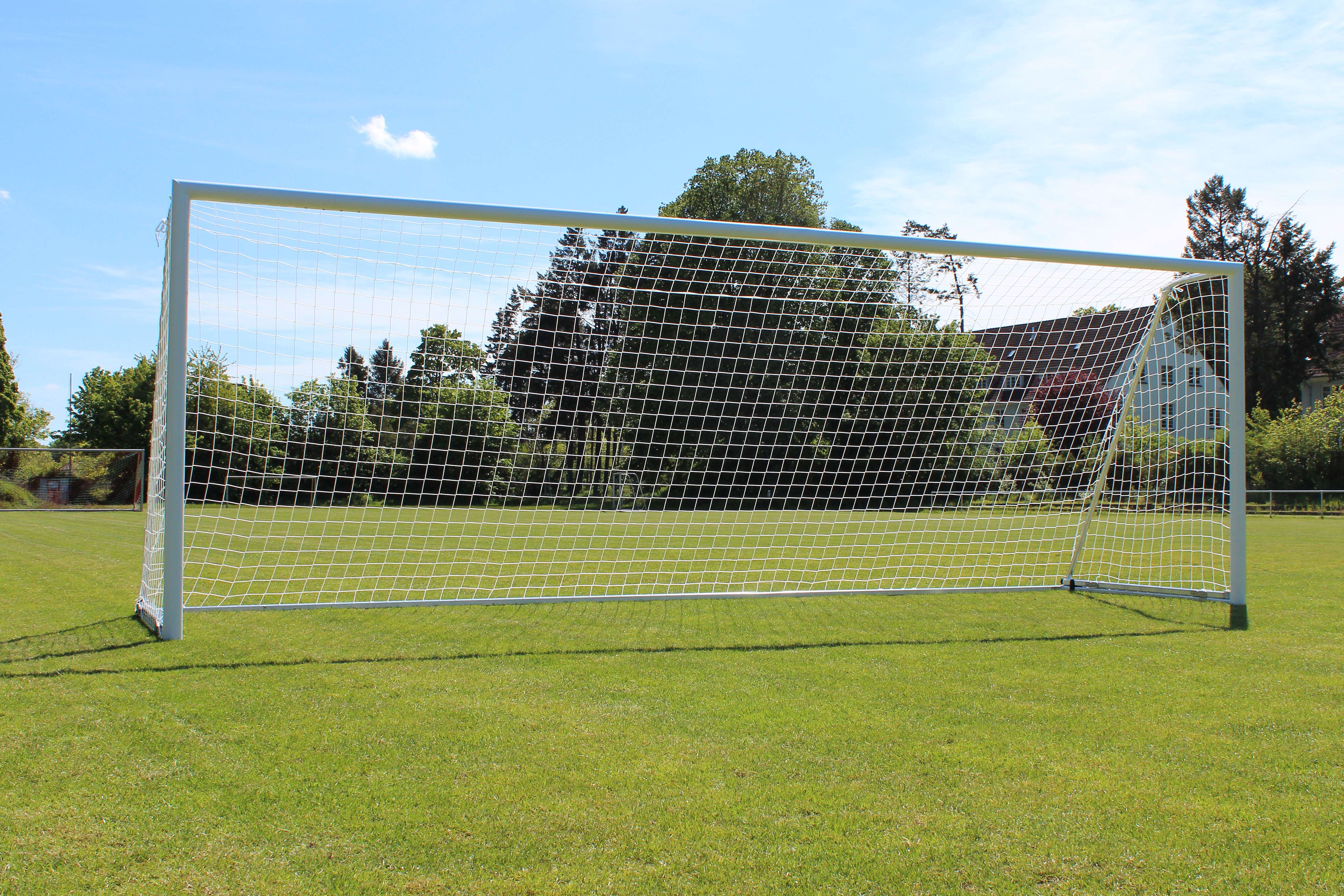 Sport-Thieme Großfeld-Fußballtor mit klappbarem Netzbügel und Bodenrahmen, Weiß, SimplyFix