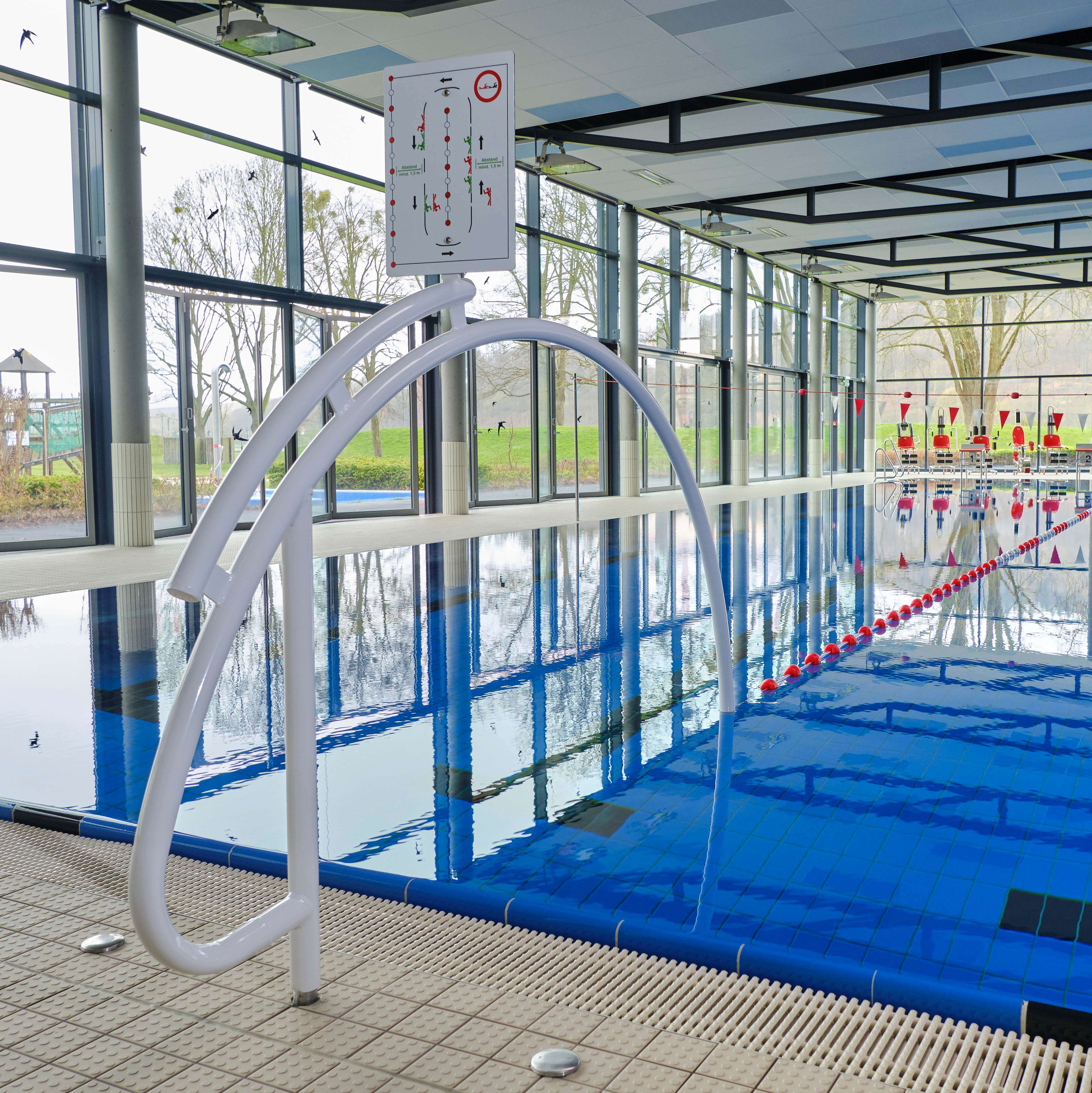 Sport-Thieme Durchschwimmbogen mit Hinweisschild, Mit Bodenhülse, ø 50 mm