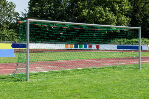 Sport-Thieme Großfeld-Fußballtor in Bodenhülsen stehend, mit SimplyFix Netzbefestigung, weiß