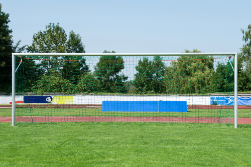 Sport-Thieme Großfeld-Fußballtor in Bodenhülsen stehend und mit SimplyFix
