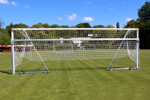 Sport-Thieme Großfeld-Fußballtor mit klappbarem Netzbügel und Bodenrahmen
