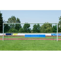 Sport-Thieme Großfeld-Fußballtor, in Bodenhülsen stehend und mit SimplyFix
