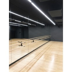 Fosk Spiegelwand mit integrierten Ballettstangen