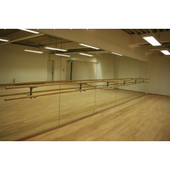 Fosk Spiegelwand mit integrierten Ballettstangen
