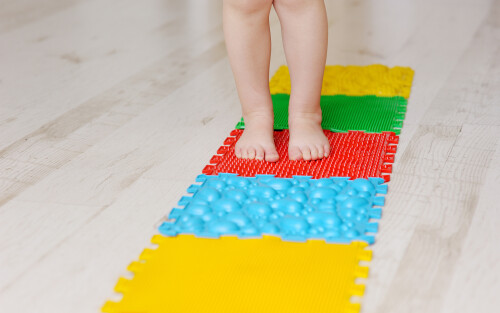 Unser Tipp, einen Indoor-Barfußpfad anzulegen